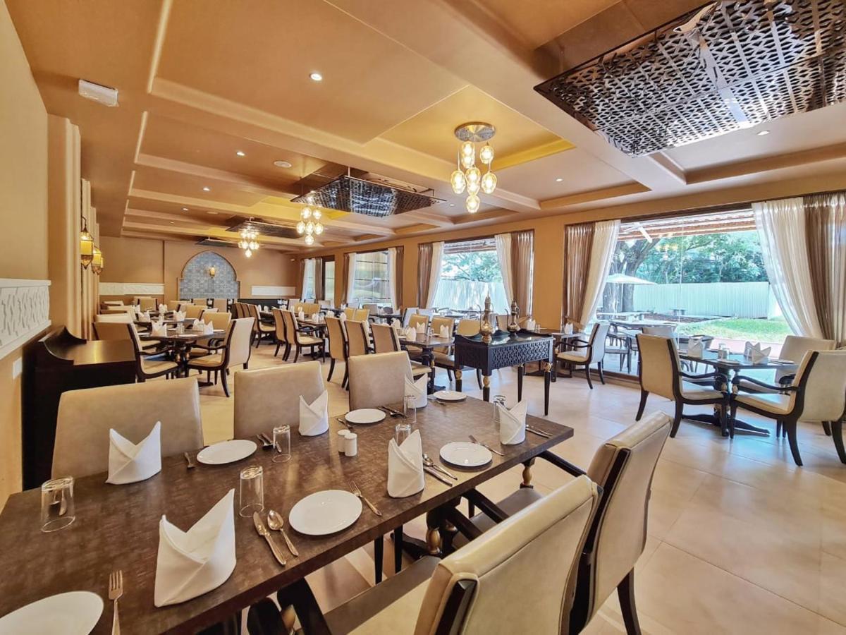 The Pavillion Hotel Kolhapur Buitenkant foto
