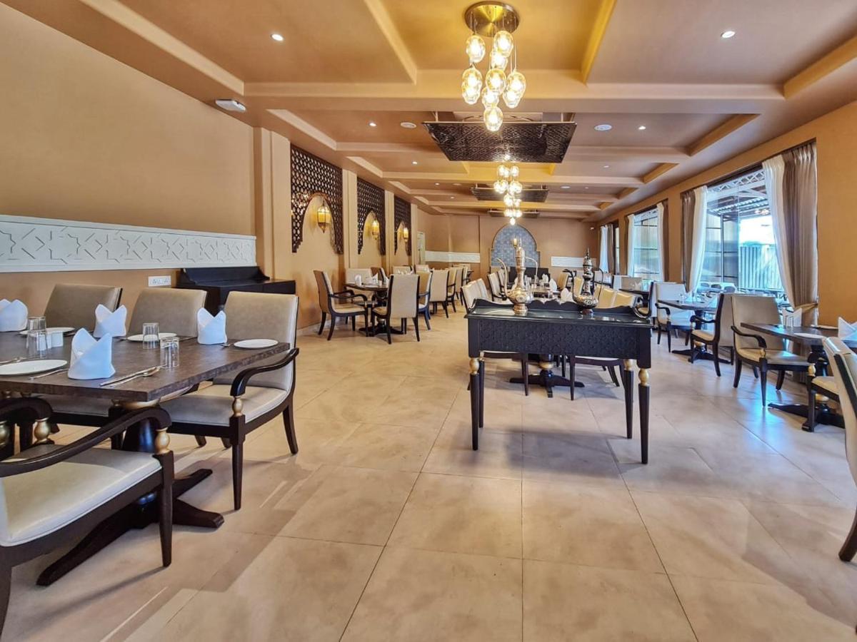 The Pavillion Hotel Kolhapur Buitenkant foto