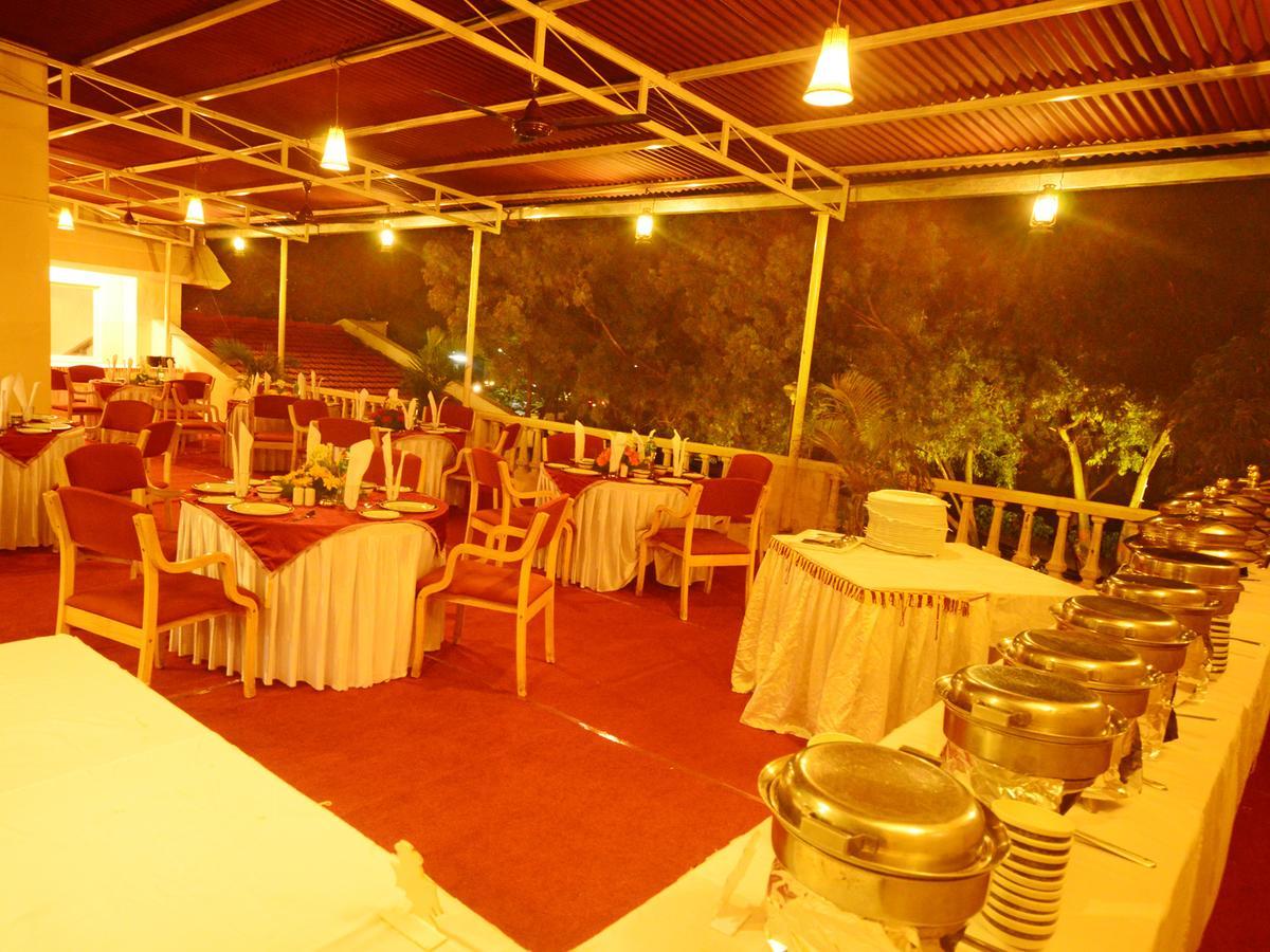 The Pavillion Hotel Kolhapur Buitenkant foto